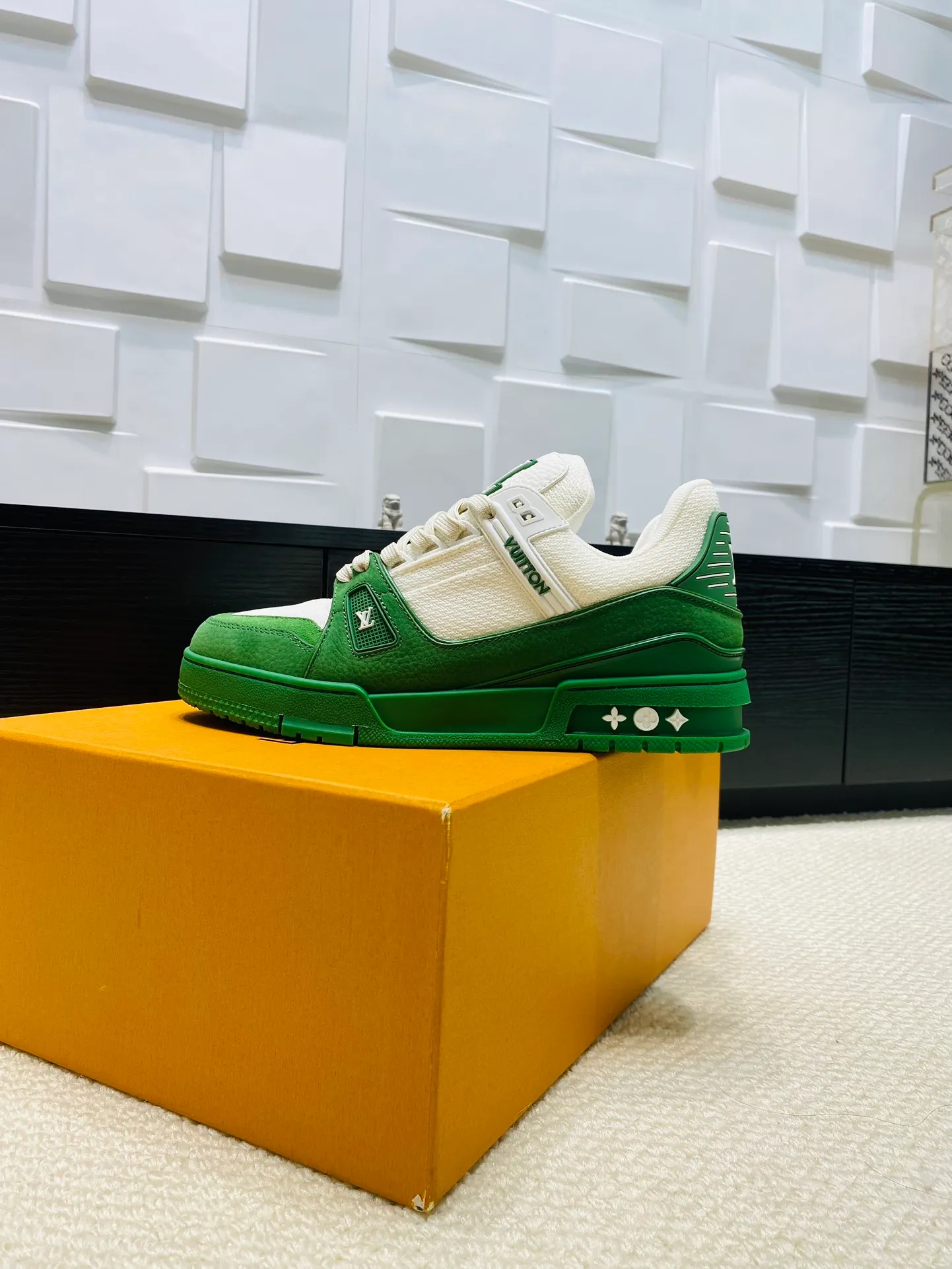 👟👟Ex-factory price 800👟👟 💰💰💰 Hot style 🆕🆕🆕𝙇𝙑 LV Louis Vuitton L House Donkey Brand Trainer Series Couple Style Casual Sports Shoes Skateboard Shoes Original Purchase Development Production Production This pair of LV Trainer sneakers are made of a blend of technical materials with waterproof properties. The meticulously crafted upper is notable for its many signature details, including Louis Vuitton and #54 in script, referencing the year 1854. Exquisite packaging at the delivery counter🛍📦 ▪️Fabrics: Original customized imported cowhide ▪️Inner lining: Original customized breathable mesh ▪️Outsole: Original open-molded non-slip TPU combination outsole ▪️Sole thickness: 3 cm ▪️Size: Women's 35-41 / Men's 38-46